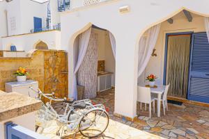 une maison avec un vélo garé sur une terrasse dans l'établissement Villa Teresa, à Torre Lapillo