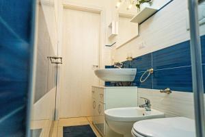 Villa Teresa Elegant & Relaxing Holiday Home with private hydro spa pool في توري لابيلو: حمام مع حوض ومرحاض +40 صورة