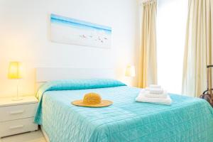 1 dormitorio con 1 cama con sombrero en Villa Teresa, en Torre Lapillo