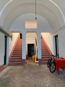 una habitación con escaleras y una bicicleta estacionada frente a ella en Mare, Terme & Magia Salentina, en Santa Cesarea Terme