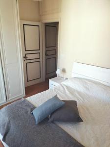Un dormitorio con una cama con una almohada azul. en Appartamento Le Rose, en Viareggio