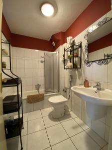 Bilik mandi di großzügige Monteurwohnung +23 gambar