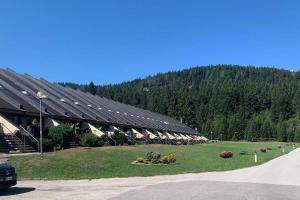 un edificio con muchos paneles solares. en Mini Appartamento Malga Laghetto en Albergo Monte Rovere