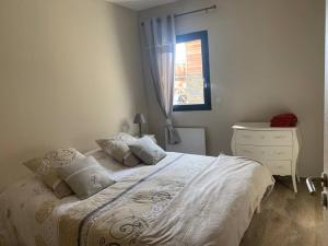 Posteľ alebo postele v izbe v ubytovaní Charmant appartement