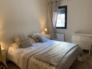 Posteľ alebo postele v izbe v ubytovaní Charmant appartement