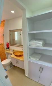 uma casa de banho com um lavatório, um WC e um espelho. em 2P1-AL3 APARTAMENTO DE 2 ALCOBAS FRENTE AL MAR CON AIRE ACONDICIONADO Y WIFI em Cartagena das Índias