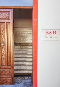 un armadio vuoto con una porta e un cartello che dice: di B&b da Teresa a Castelsaraceno