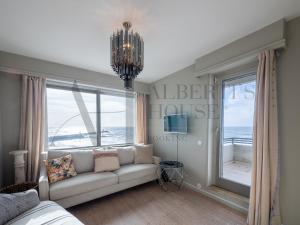 sala de estar con sofá y ventana grande en Porto Ocean View Apartment Foz, en Oporto