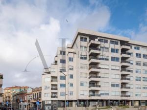 un edificio de apartamentos con una turbina eólica encima en Porto Ocean View Apartment Foz, en Oporto