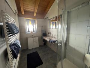 um banheiro com chuveiro e pia em Studlerhof em Oberperfuss