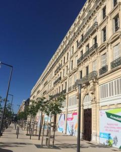 un grand bâtiment sur le côté d'une rue dans l'établissement Proche Panier, appartement cosy vue mer, à Marseille