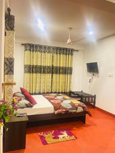 een slaapkamer met een groot bed en een raam bij White Eco Villa in Kandy