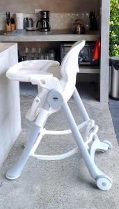 una silla blanca sentada frente a una mesa en Al Caribe Sur, en Puerto Viejo