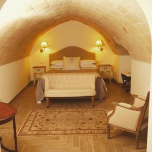 1 dormitorio con 1 cama grande en un arco en Suite il ritrovo dei poeti, en Taranto