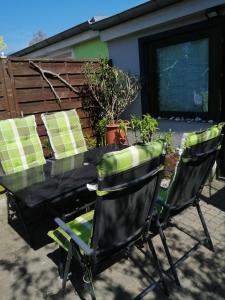 een zwarte tafel en twee stoelen in een tuin bij Ferienwohnung auf Rügen in Putbus
