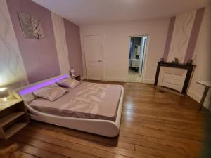 Schlafzimmer mit einem Bett und Holzboden in der Unterkunft Grande Villa familiale et chaleureuse à Saulieu in Saulieu