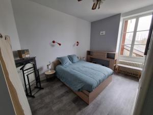 ein kleines Schlafzimmer mit einem Bett und einem Fenster in der Unterkunft Grande Villa familiale et chaleureuse à Saulieu in Saulieu