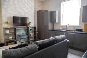 A kitchen or kitchenette at Stratford Stay - sleeps up to 9 near City Centre with parking