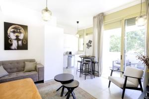 salon z kanapą i stołem w obiekcie Luxury Tel Aviv Seaside by Airsuite w Tel Awiwie