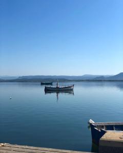 un barco sentado en medio de un lago en CASA ROSINA, en SantʼAntìoco