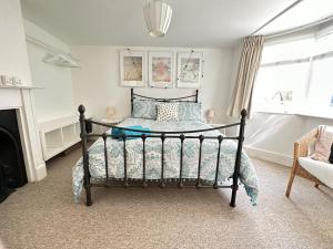 een slaapkamer met een bed en een open haard bij Amazing Apartment, Private Garden, Off Street Parking in Brighton & Hove