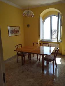 ein Esszimmer mit einem Holztisch und Stühlen in der Unterkunft CasaVela2 in Ariano Irpino