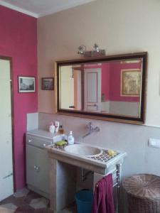 een badkamer met een wastafel en een spiegel bij Casa Vacanza l'Infinito in Torchiagina