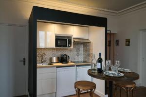 Η κουζίνα ή μικρή κουζίνα στο Villa Forestière Studio L'Acacia