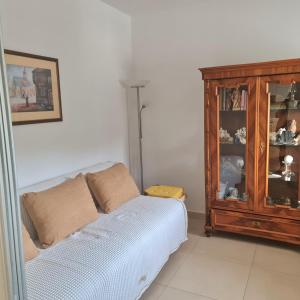 a living room with a couch and a cabinet at Apartmani Val in Pula