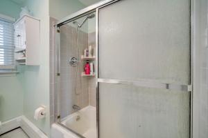 una ducha con puerta de cristal en un baño en North Wildwood Vacation Rental 4 Blocks to Beach, en North Wildwood 20 fotos más
