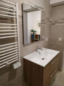 Kúpeľňa v ubytovaní Superbe T2 proche de la Mer - Climatisation + parking + 15 fotografií