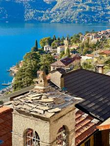 un edificio con vista su una città e sull'acqua di Romantic home with beautiful view lake of Como and Villa Oleandra a Laglio