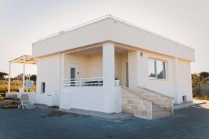 ein weißes Haus mit einer Treppe und einer Terrasse in der Unterkunft Shangri-La Polignano a Mare in Polignano a Mare