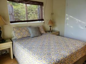Una cama o camas en una habitación de The Cottage at Villa Indigo