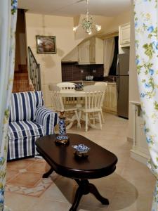 a living room with a table and a kitchen at Dafni (2 bedrooms, sleeps 4) in Sami