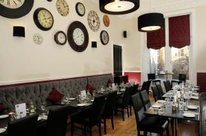 En restaurant eller et spisested på West End Hotel