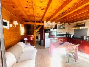 un salon avec un canapé et une table dans une cuisine dans l'établissement Chalet des Ours, à Gujan-Mestras