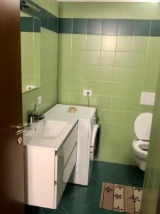 uma casa de banho com um lavatório e um WC em Intero appartamento Milano em Bollate