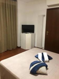 um quarto com uma cama com duas almofadas em Intero appartamento Milano em Bollate