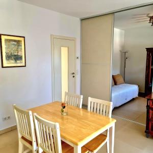 a dining room with a wooden table and chairs at Apartmani Val in Pula
