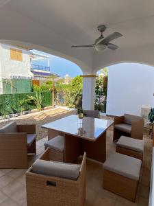 eine Terrasse mit einem Tisch und Stühlen sowie Aussicht in der Unterkunft Acogedor apartamento en la playa vera in Vera