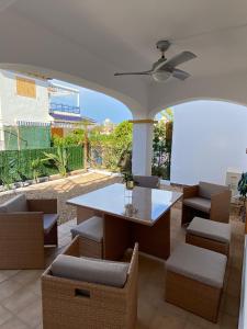 eine Terrasse mit einem Tisch und Stühlen sowie Aussicht in der Unterkunft Acogedor apartamento en la playa vera in Vera