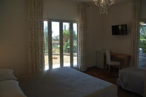 Postel nebo postele na pokoji v ubytování Villa Carlotta Resort + 37 fotografií