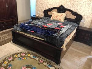 - une chambre avec un lit et une couverture dans l'établissement احجزلى, à Ville du 6 Octobre