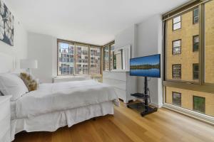 um quarto com uma cama e uma televisão de ecrã plano em Global Luxury Suites at The Marc em Nova York