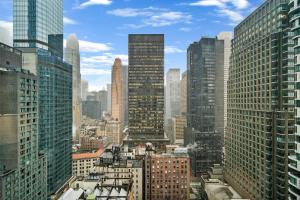 uma vista para uma cidade com muitos edifícios altos em Global Luxury Suites at The Marc em Nova York