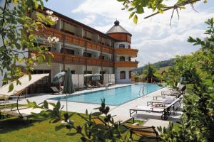 a hotel with a swimming pool and a building at Wellness Hotel Bayerischer Hof in Rimbach