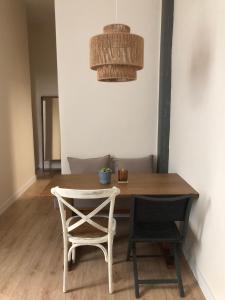 tavolo da pranzo con sedia e lampadario di Habitación en Plaza Mina a Cadice