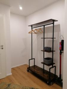 un estante en la esquina de una habitación en Ferienappartement Bodekessel, en Thale