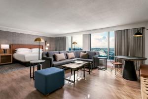 een hotelkamer met een bank en een bed bij Sheraton Gateway Hotel in Toronto International Airport in Mississauga